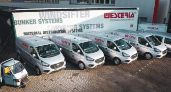 Mehrere Service-Transporter stehen vor einem LKW-Auflieger. Alle sind im Westeria-Design beschriftet.